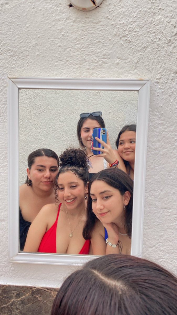 Tellz3Alejandra's tweet photo. Es la primera y unica vez que he estado en un grupo de amigas en el que sean bastantes chicas, era de lo más genial en verdad, todas éramos diferentes pero cada una tenía su papel en el grupito.
Las extraño bastante, era demasiado bueno y duro muy poco :( 
@ryshardsc https://t.co/Oigfb5mEKU