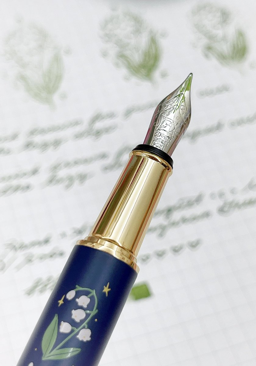 ribbonfiend's tweet photo. A fountain pen with my favorite flower on it! Writing with it makes me really happy~ 🤍🤍🤍

✒️: #OURS森林好朋友 HANKxARTEX
Muguet Fountain Pen [Nib: Schmidt
Iridium Point <F>]
🩸: #KobeINK物語 NO.28鈴蘭綠/
Suzuran Green

#FountainPen #万年筆 https://t.co/SmuTPAWMcV
