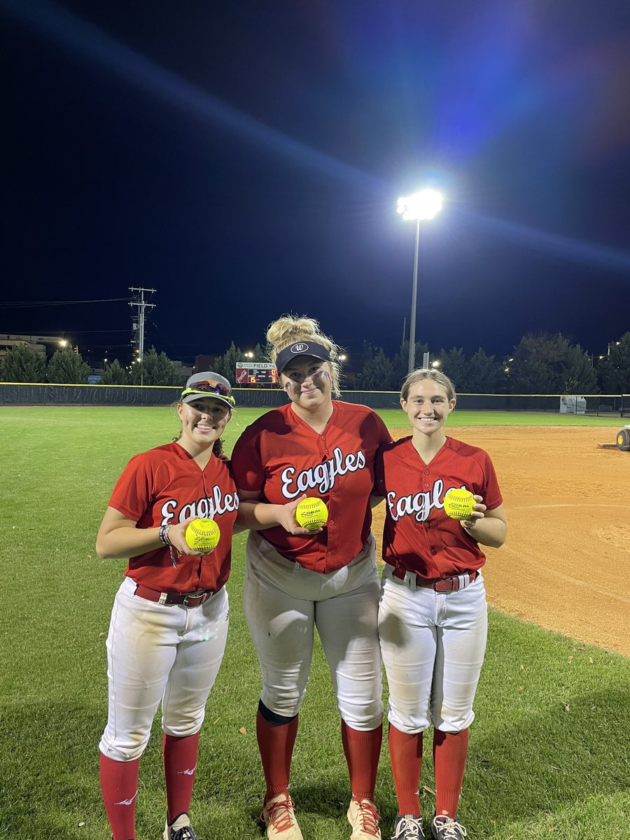 EaglesElite06's tweet photo. Great way to cap off Saturday with a 15-3 win plus 3 bombs from @Jorjasoftball33 @Jaydennbennettt @CaitlinColley11  #bombsquad @ConnectSports_ @ExtraInningSB @LegacyLegendsS1 @QrRecruiter https://t.co/oB7WeYepoD