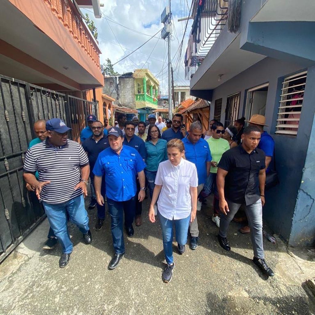 ElizabethMateo's tweet photo. Extraordinaria la mano amiga de tanta gente buena y noble, de los líderes comunitarios, de quienes podían aportar desde lo más sencillo hasta lo más difícil, desde nuestra humanidad viendo la grandeza de ser solidarios. https://t.co/ceZEA6jwPv