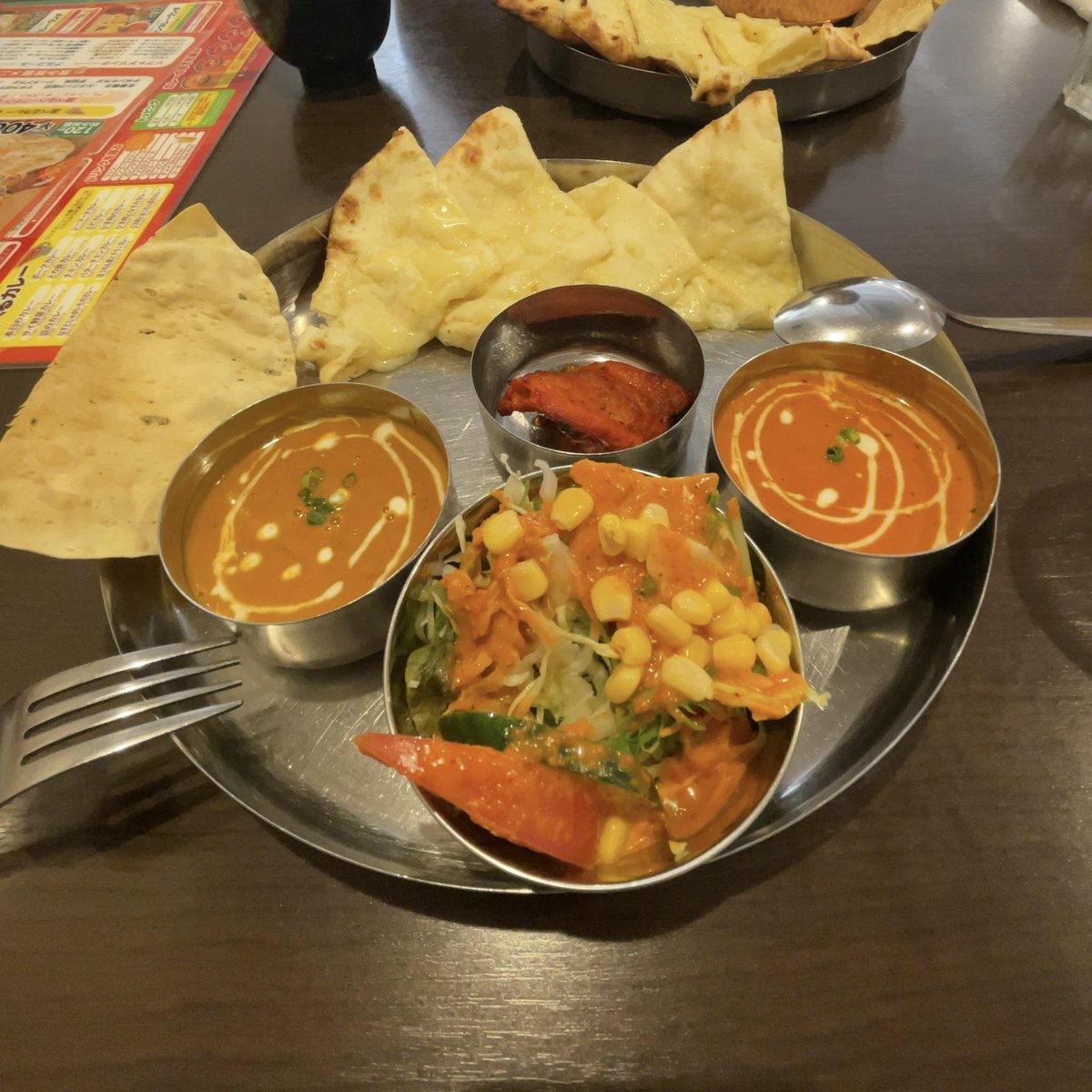 ここのお店のサービス心が凄すぎる。
店に入って食べ終わるまで
5回は必ずテーブルまできて、ナンのおかわりとサービススープ、味の確認。
ラストは、やまびこ式で
ありがとうございました〜〜
私もこうあるべきね。まずは笑顔から。