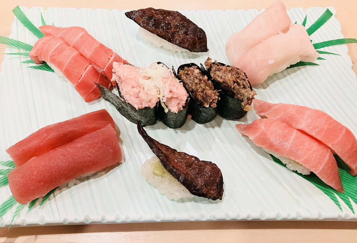 「さかな〜三浦海岸でお寿司食べた初めてくじらの握り食べた 」|櫻田 円のイラスト