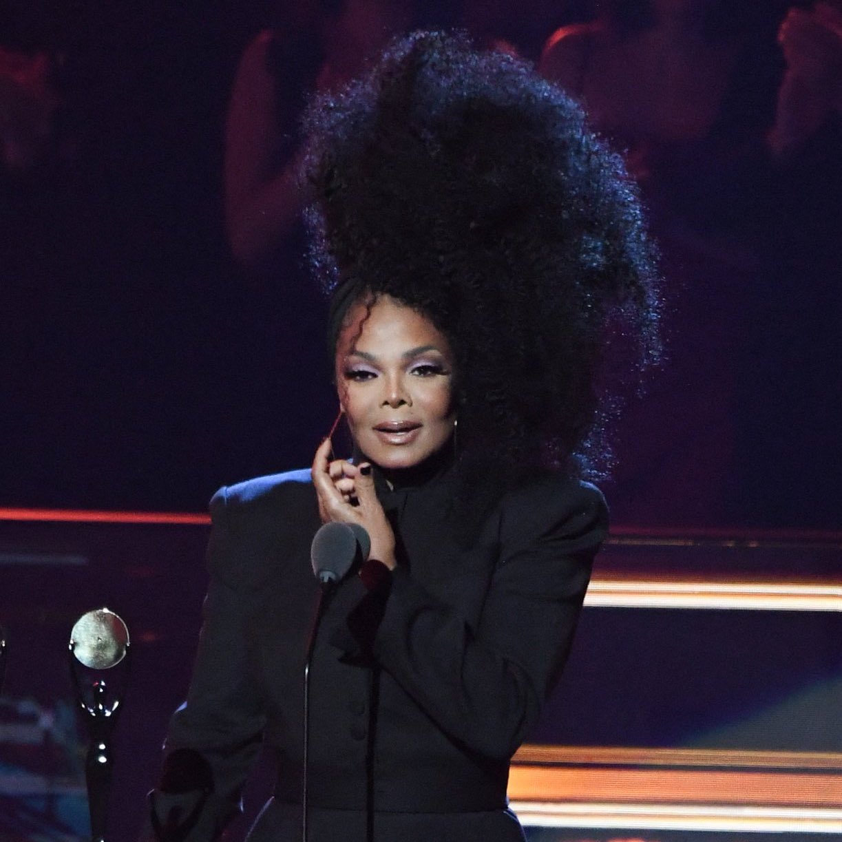 Pop Base on Twitter: "Janet Jackson sports hairstyle from her 'Control'  album cover at the Rock and Roll Hall of Fame Induction Ceremony.  https://t.co/hXwQHVKRPh" / Twitter