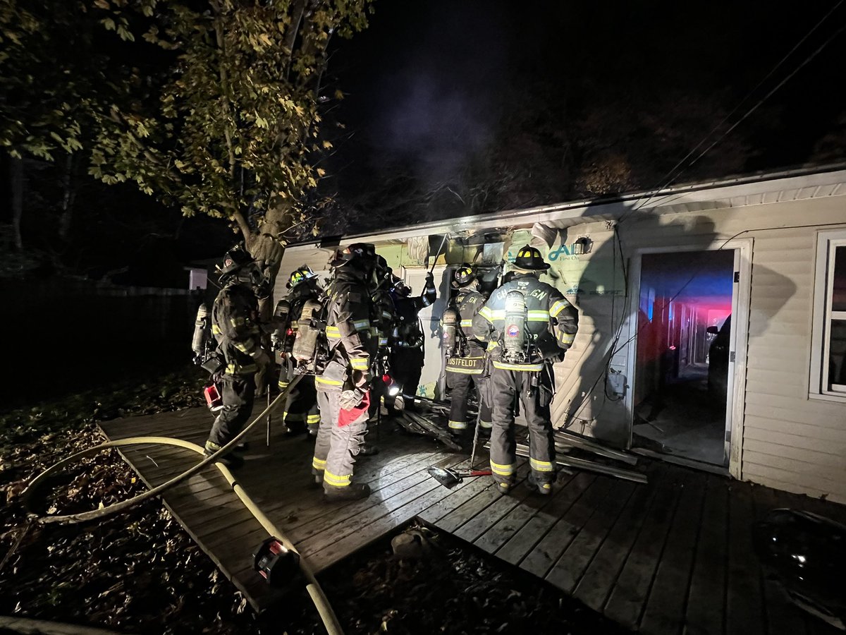 ChampaignFire's tweet photo. Champaign Fire had a fire earlier this evening at 1405 S Mattis that was quickly &amp; professionally extinguished with no injuries. #ISOClass1 https://t.co/oNHz3lwwvC