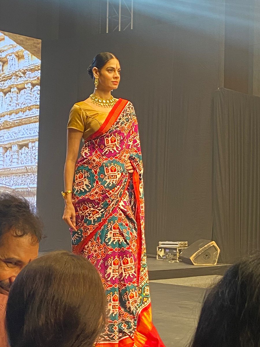 BelaaDesigns's tweet image. Patola looks super on her &amp;amp; she is very aware of that.
It shows in one's body language
Confidence comes from knowing one looks best alongwith knowing one is good at what one is doing +919820042350
#belaasanghvidesigns #futureantiques #PATOLA #fashionblogger #fashion #styleblogger