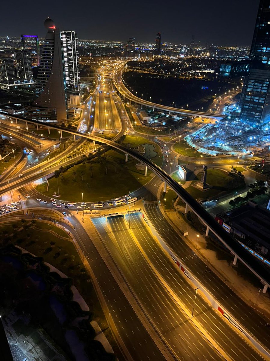 SKS2610's tweet photo. Dubai - the ultra busy Sheikh Zayed Road comes to a stand still today - gives way to bicycles....amazing !! https://t.co/TP02b4dncN