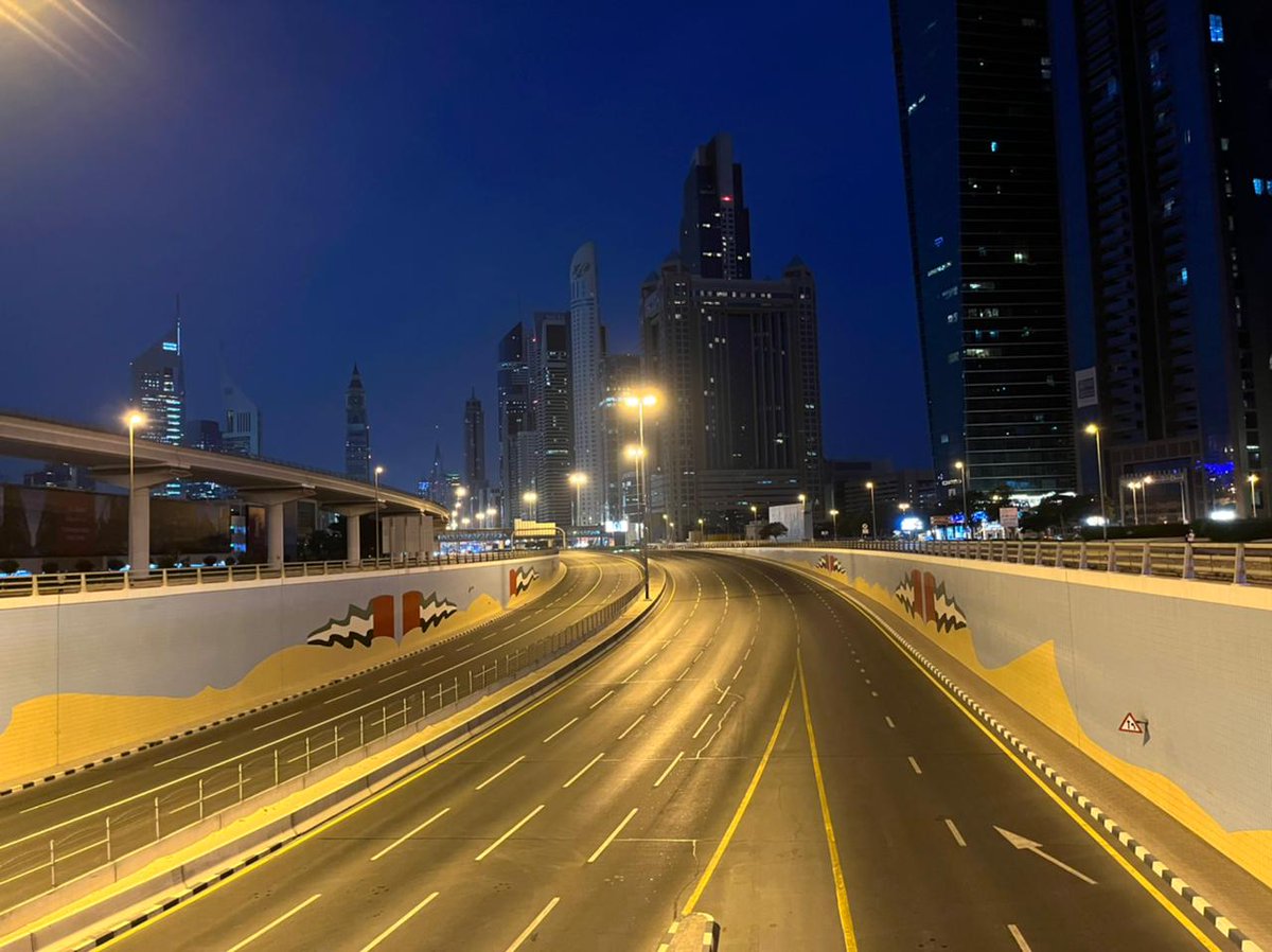 SKS2610's tweet photo. Dubai - the ultra busy Sheikh Zayed Road comes to a stand still today - gives way to bicycles....amazing !! https://t.co/TP02b4dncN