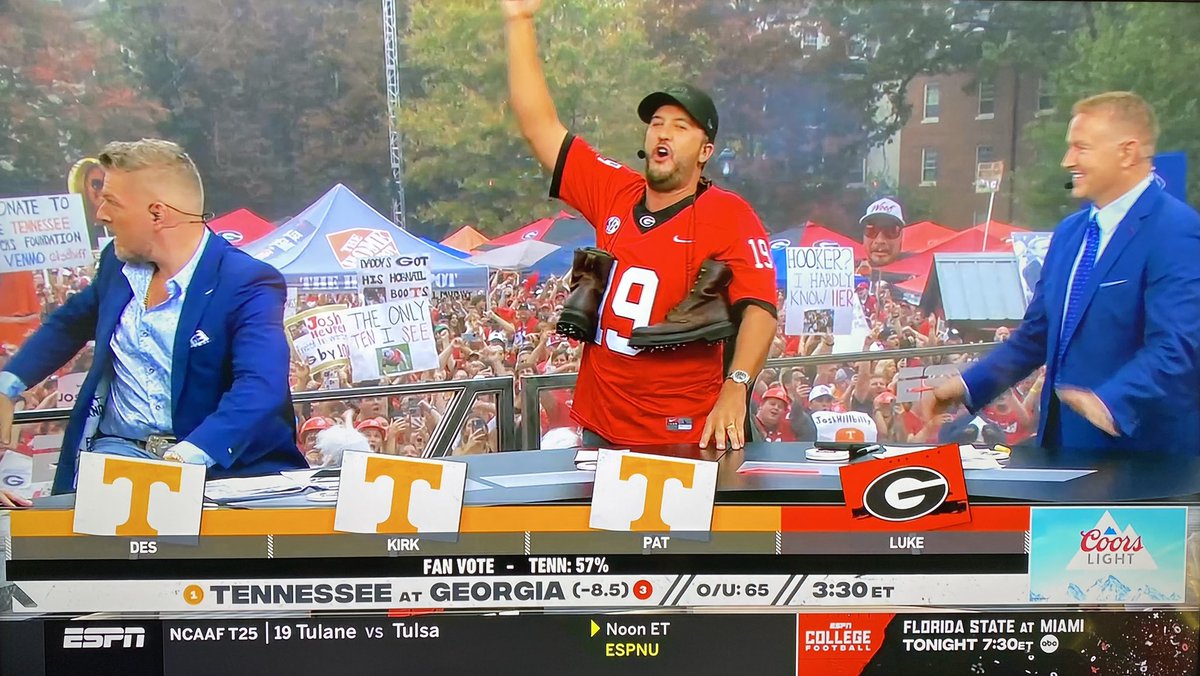 LetsGoGeorgia's tweet photo. 🤡🤡🤡🤠

@DesmondHoward @PatMcAfeeShow @KirkHerbstreit @lukebryan https://t.co/05Qcc0S2ow