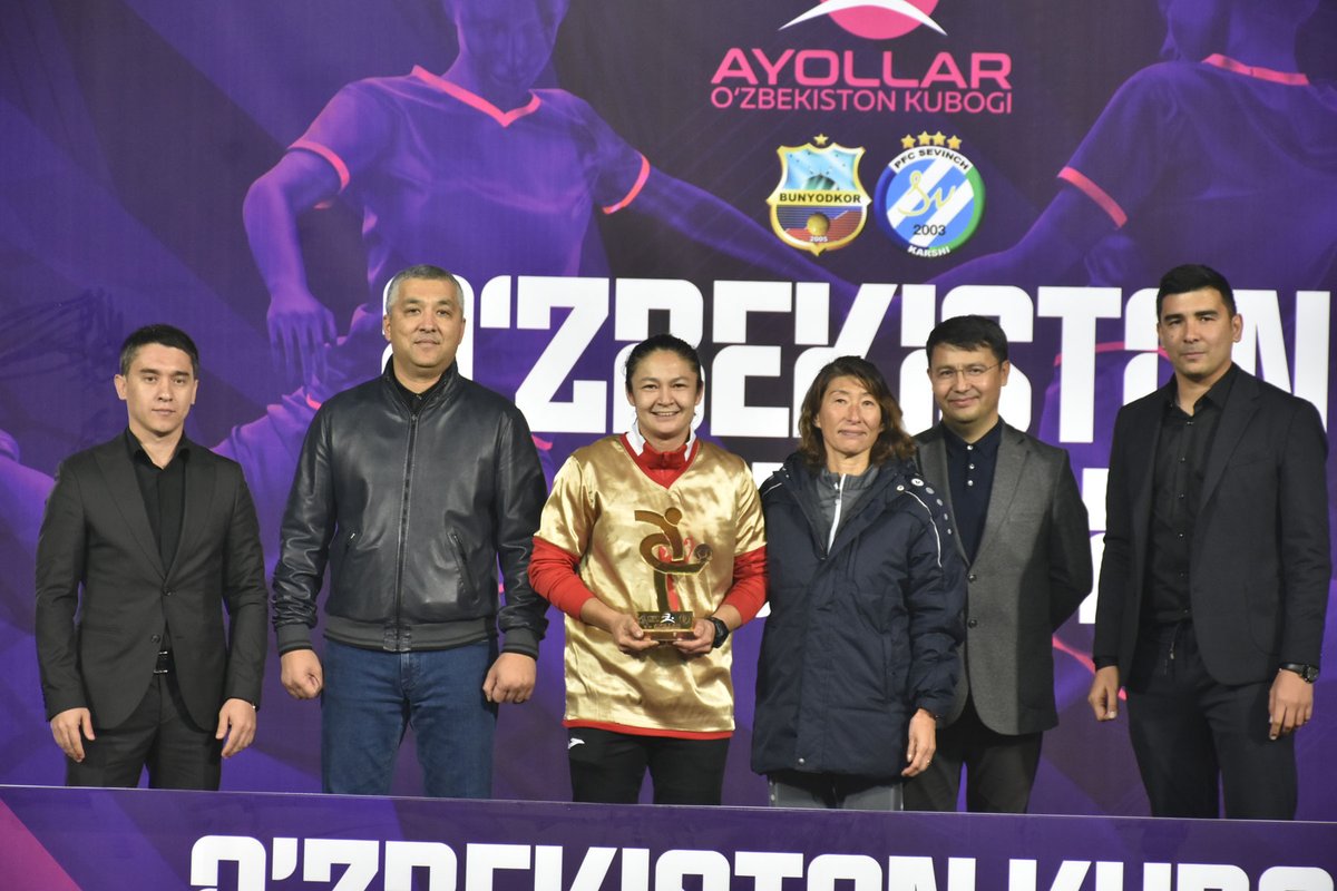 KarshiPfc's tweet photo. Taqdirlash marosimidan fotolar https://t.co/gWXTVJBxCG