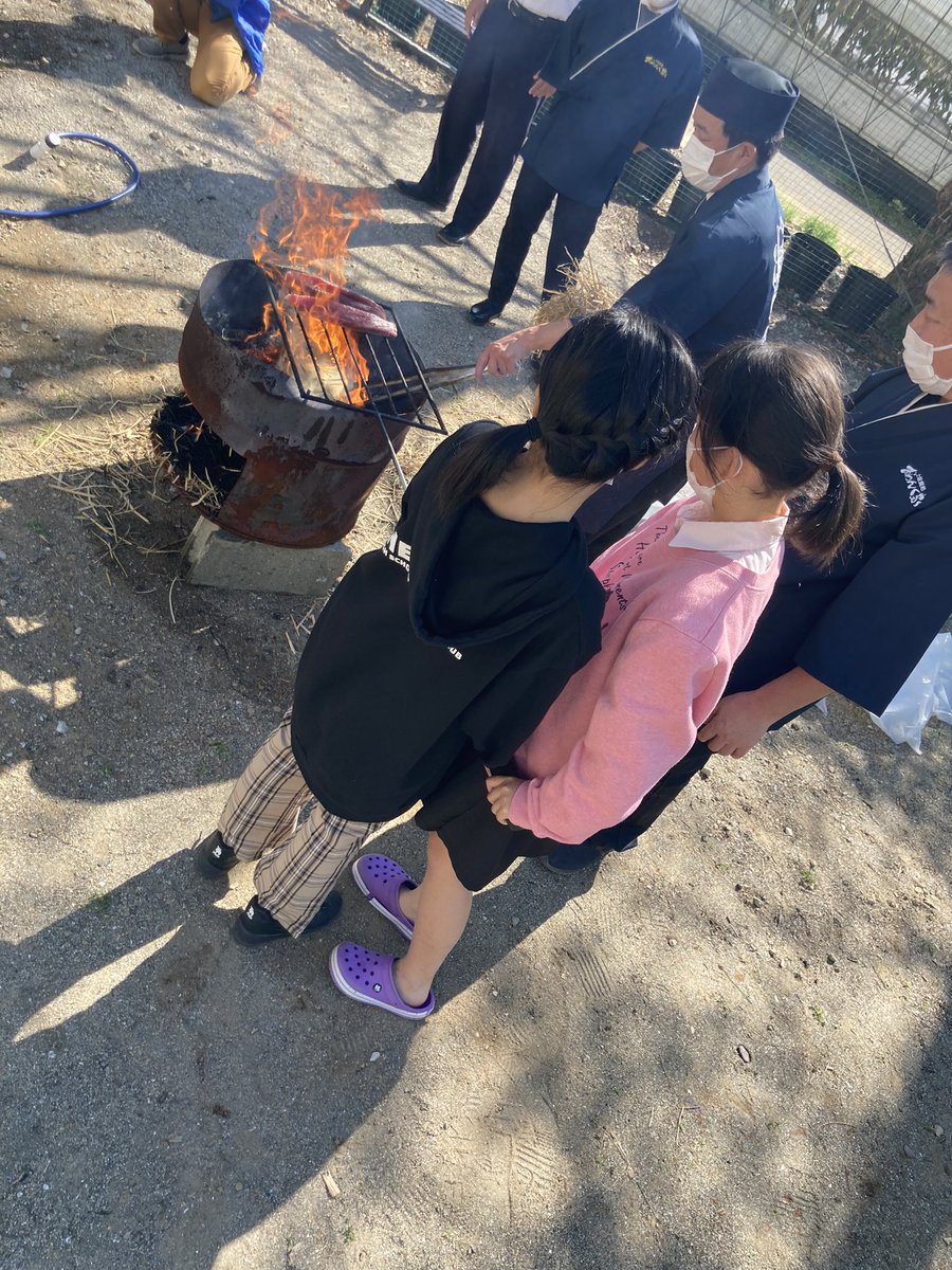 kaetsu6238's tweet photo. 孤児園の子供達とカツオのわら焼き体験イベント
いい天気とたくさんの笑顔😊いっぱい

#おらんく ＃悦 ＃大和 #お弁当 #ステーキ ＃北新地 #料亭 https://t.co/H6Hvde5nPr
