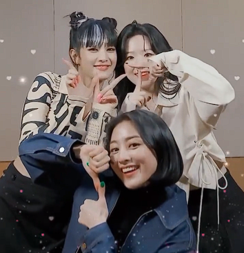 miniminniez's tweet photo. don't you just love it when twice and idle https://t.co/YJQzfaDgWP