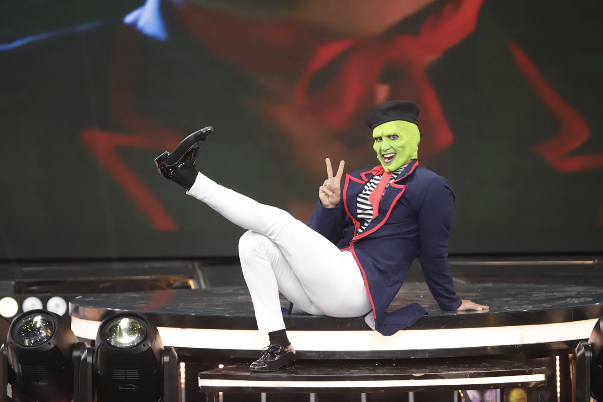 estanocheperu's tweet photo. #elgranshow
 ¡UN CAPO!
Santiago Suárez deslumbró con su interpretación a "La Mascara" recibió el primer 11 por parte de Morella Petrozi, quien quedó deslumbrada con todo el show que brindó. 
Míralo en VIVO y GRATIS -Solo Perú- en América tvGO  ► https://t.co/r2wXgJypFy https://t.co/B9CyTnYRDk