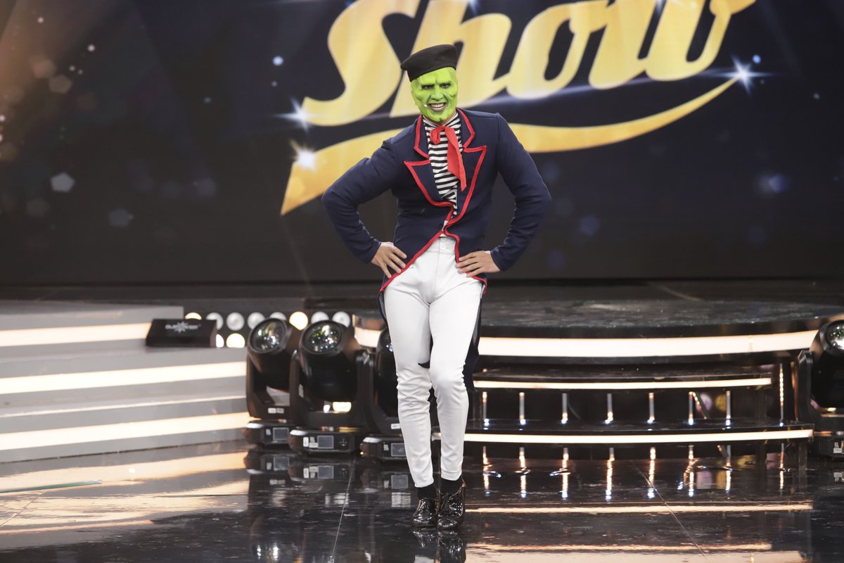 estanocheperu's tweet photo. #elgranshow
 ¡UN CAPO!
Santiago Suárez deslumbró con su interpretación a "La Mascara" recibió el primer 11 por parte de Morella Petrozi, quien quedó deslumbrada con todo el show que brindó. 
Míralo en VIVO y GRATIS -Solo Perú- en América tvGO  ► https://t.co/r2wXgJypFy https://t.co/B9CyTnYRDk