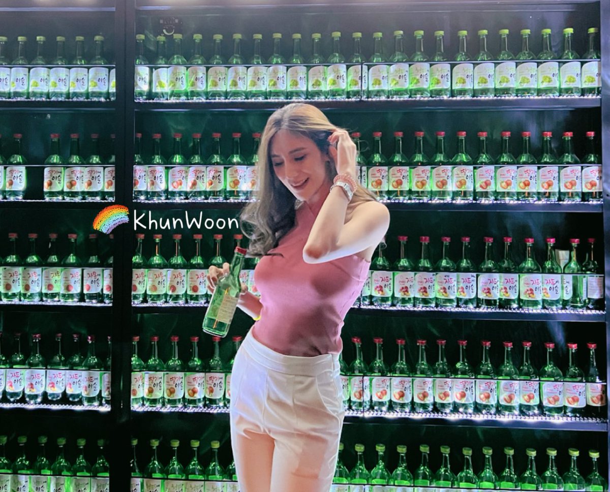 woon_story's tweet photo. คนเรามีความชอบและความแตกต่างในตัวเอง  มีสเน่ห์ในการแสดงออกไม่เหมือนกัน คุณไม่สามารถวัดค่ามันได้เพียงเพราะเขาและคุณมีความชอบที่แตกต่างกัน...

วุ้นมีโอกาส��ด้ไปปาร์ตี้แบบสาวๆ สนุกมากๆ ขอบคุณแม่งาน @lbqueen24 และเพื่อนชาวเลสที่ต้อนรับเป็นอย่างดีค่ะ🌈
#partygirlsbybo #LBQueen24 https://t.co/AoqrMgsrjf