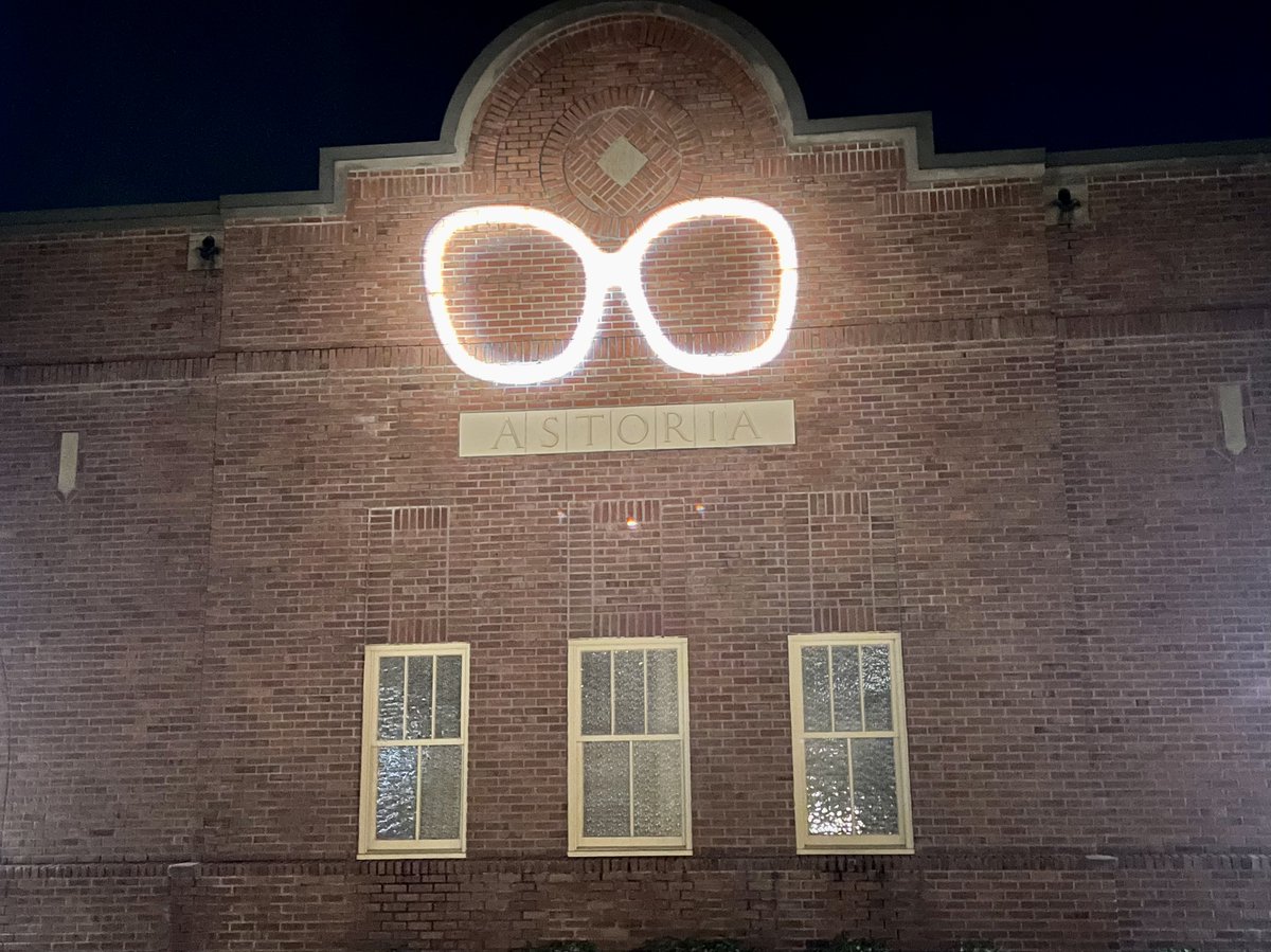 senbetsyjohnson's tweet photo. The people of Astoria have shown the Bet-Signal! https://t.co/opx9WNnshY