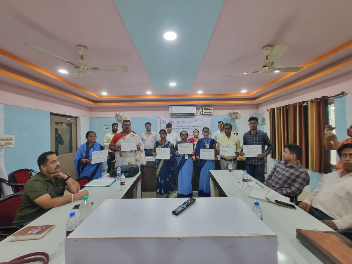 HealthKalahandi's tweet photo. M-RITE HLFPPT team organised district level review cum experience sharing meeting for COVID-19 vaccination with Health Team, KALAHANDI at Kalahandi district  . 08 Field champions were felicitated during the meeting.@HLFPPT @SripatiDasmoha1 @USAID_MOMENTUM
@JSIhealth https://t.co/5qef4YJ9om