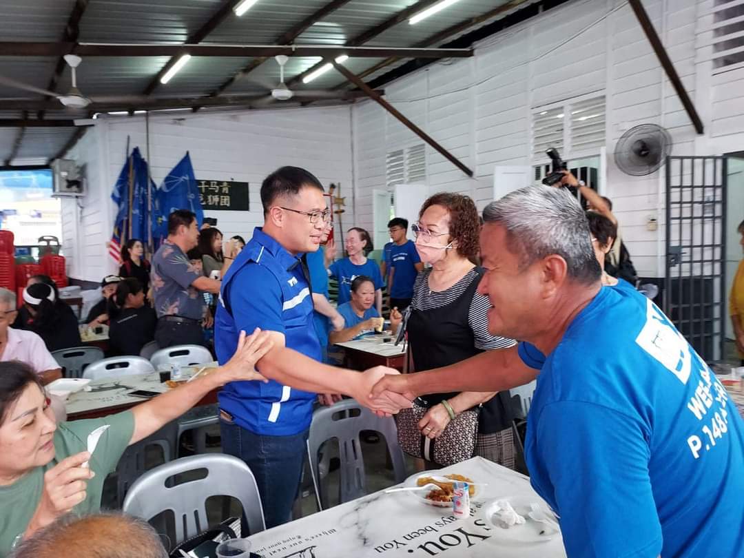 LingTianSoon1's tweet photo. Turun jumpa kawan-kawan lama.
Lebar senyuman orang Yong Peng harini.
Terima kasih kerana sentiasa ada.
Perjuangan ini perjuangan kita bersama.
#hebatayerhitam
#teamayerhitam
#weetogether
#P148
#KestabilanKemakmuran https://t.co/RiiwFJJXP4