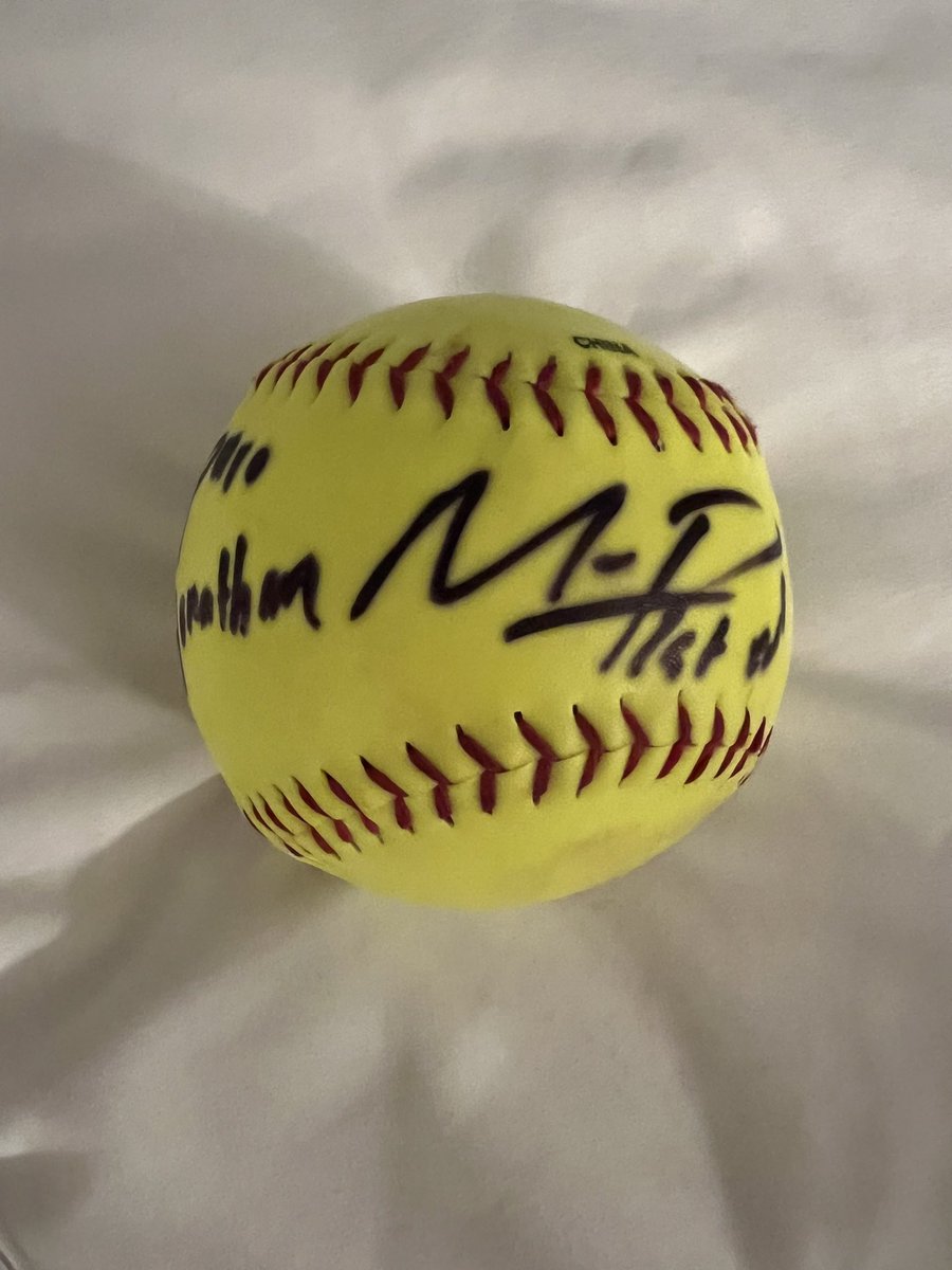 jschacher's tweet photo. Felicidades a Mauricio Dubon! Gracias por esta pelota que me dedico el y me la dio un buen amigo! La conservo en mi memorobilia! https://t.co/3A8Lg5cWhI