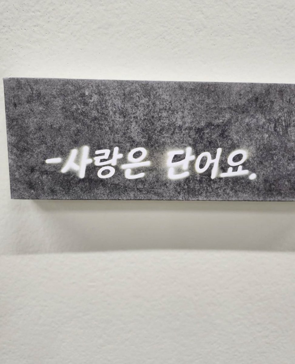 Uiarbulletproof's tweet photo. [Instagram / Post] 05.11.2022 | #NAMJOON

🐨: El amor es un camino.

📝: Amor es una palabra.

📝: Soy realmente muy fan… no puedo escribir todas mis palabras (que quiero decir) porque estoy muy nerviosa pero gracias por cantar y por escribir letras buenas/bonitas… ㅠㅠ ♡

#RM https://t.co/fQEJ2j2ZEE