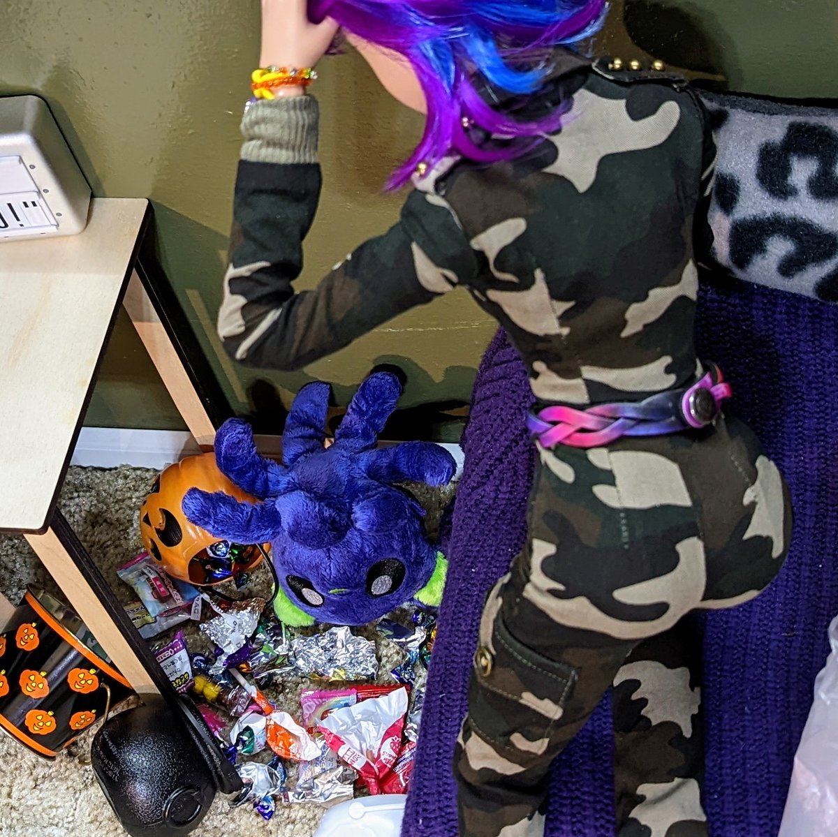 rc2agog's tweet photo. Post party cleaning.. "You alright?" GLOMP!! "Umph! Teekay is OK" "Oh, Kitsu!" 🤦😅🐙
.
#Kitsu #Hypatia #Mirai #SmartDoll #BJD #actionfigure #TentacleKitty #cleaning #candy #camouflage #costume #cosplay #StarTrek #costumeparty #candycoma #Halloweencandy #wakeup #GLOMP https://t.co/xevthgi7LZ
