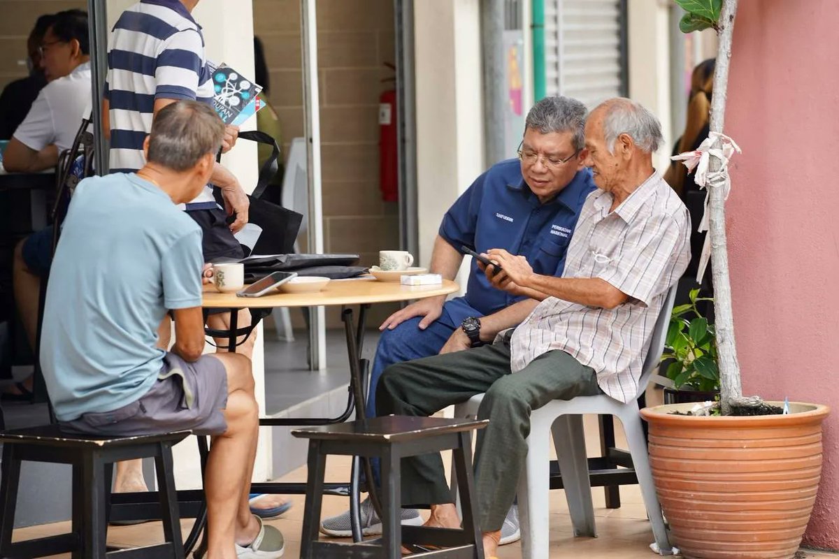 saifuddinabd's tweet photo. Selepas itu, saya singgah di Kopitiam Muar E, Restoran Hong Kong Cafe dan Star City Air Putih untuk jumpa dan beramah mesra dengan penduduk kawasan sekitar. https://t.co/EJbeODGQIi