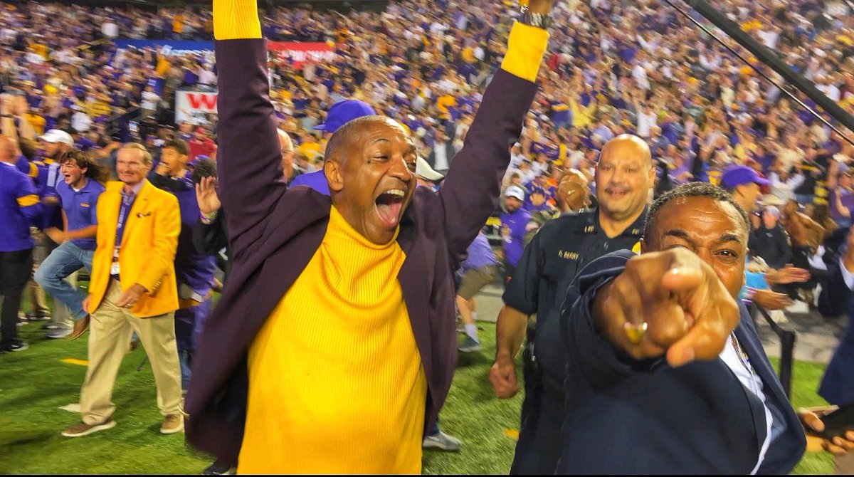 WFTate4's tweet photo. Love this team and the Tigers supporting. You are the best crowd in college football. @LSUfootball https://t.co/kXvy4eiaJO