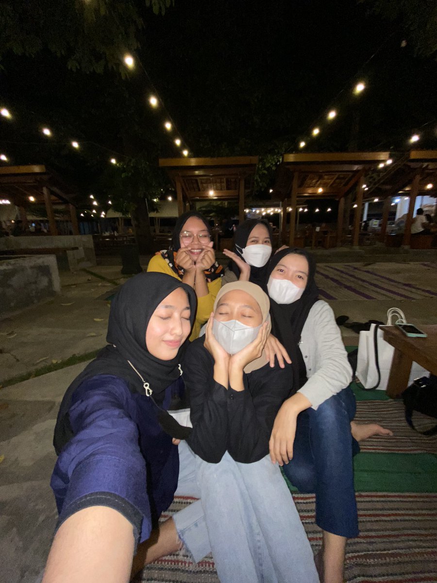 me_ilk's tweet photo. Inget banget dulu pernah buat janji sama mereka “pokok e harus se-SMA”. Eh ujungnya aku sendiri yang beda 😌 https://t.co/Pq9kNOIZk2