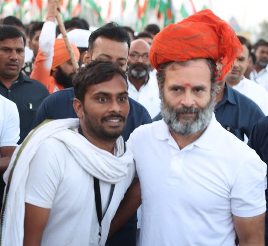 इन तस्वीरों में आपको सिर्फ प्यार दिखेगा.. वही प्यार जिसकी बुनियाद पर हम अपना भारत जोड़ेंगे। 

#BharatJodoYatra