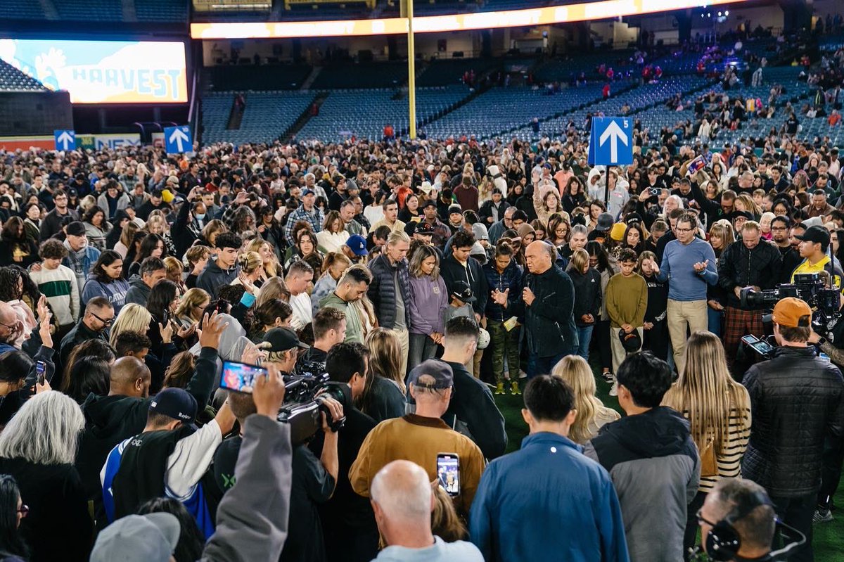 greglaurie's tweet photo. Such a joy to see so many people respond to the invitation to come on the field and receive Christ tonight at the SoCal Harvest Crusade. I did something different tonight- I went down on the field and prayed with them instead of standing on the stage. Loved it! https://t.co/tHoUL3tw5R