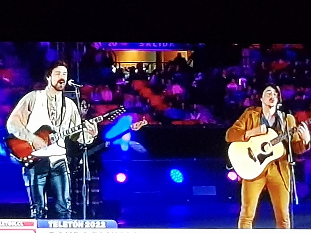 elnacionaldechi's tweet photo. Banda Plumas en el Estadio Nacional con un recinto completamente lleno
#Teleton2022
#bandapluma https://t.co/B5m7EhfKel