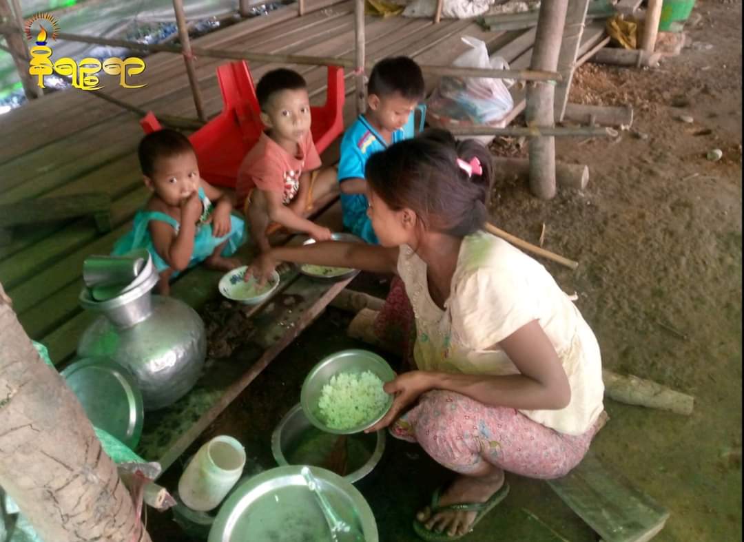 Nandar85526889's tweet photo. More than 1,000 IDPs in NyaungpinZay Ward,Myouk U Township,#Rakhine faced shortage of foods,including rice.
The parents who starving to feed their children,said a person in charge of Mya TaSaung #Refugee Camp.
It is reported MilitaryCouncil banned the aid of food in recent weeks. https://t.co/6ByDwHYqGu
