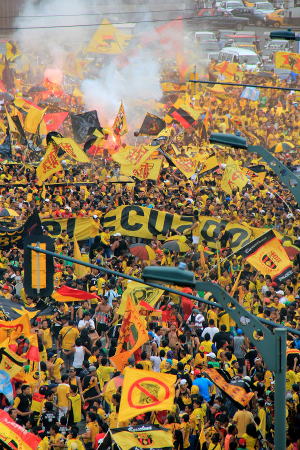 Ellos darán con su pulmón, todo el aliento por su equipo. Por donde quiera que ellos van, siempre se visten de amarillo. ¡Vamos #BSC!