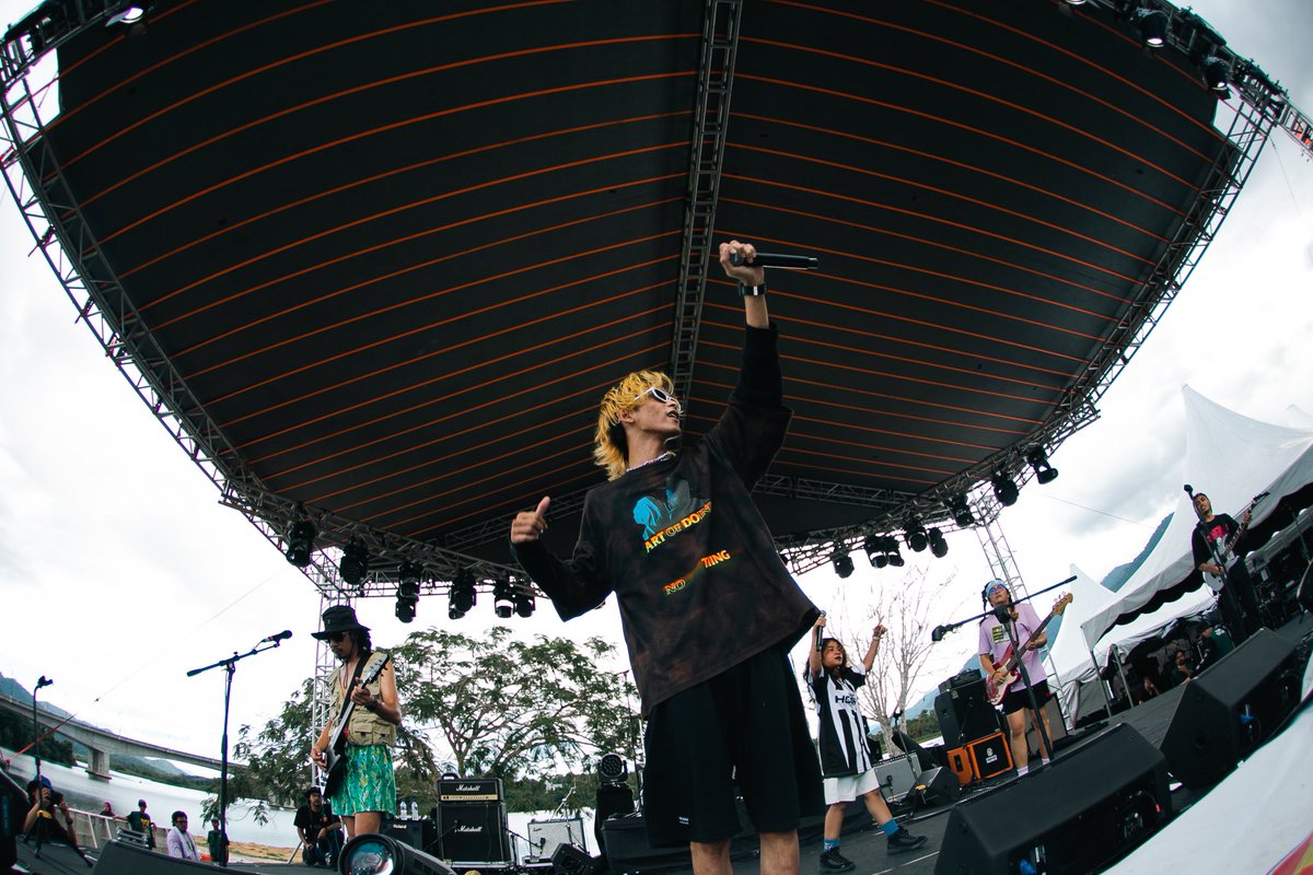 TAPAUfest's tweet photo. @kungfuheidi bersama @serbukcheese bukak panggung untuk Day 2, persembahan meletup (siap @rudeenysf pon ada!) walaupun Heidi hampir hilang suara 💥💥💥 https://t.co/oGbMZElrVK