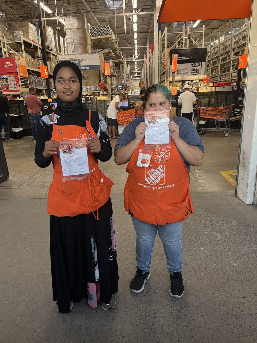 Shout out toRayana And Silly D90, for there leadership on the front end filling in for HC,they did an amazing job engaging with customer and taking care of the new associate.