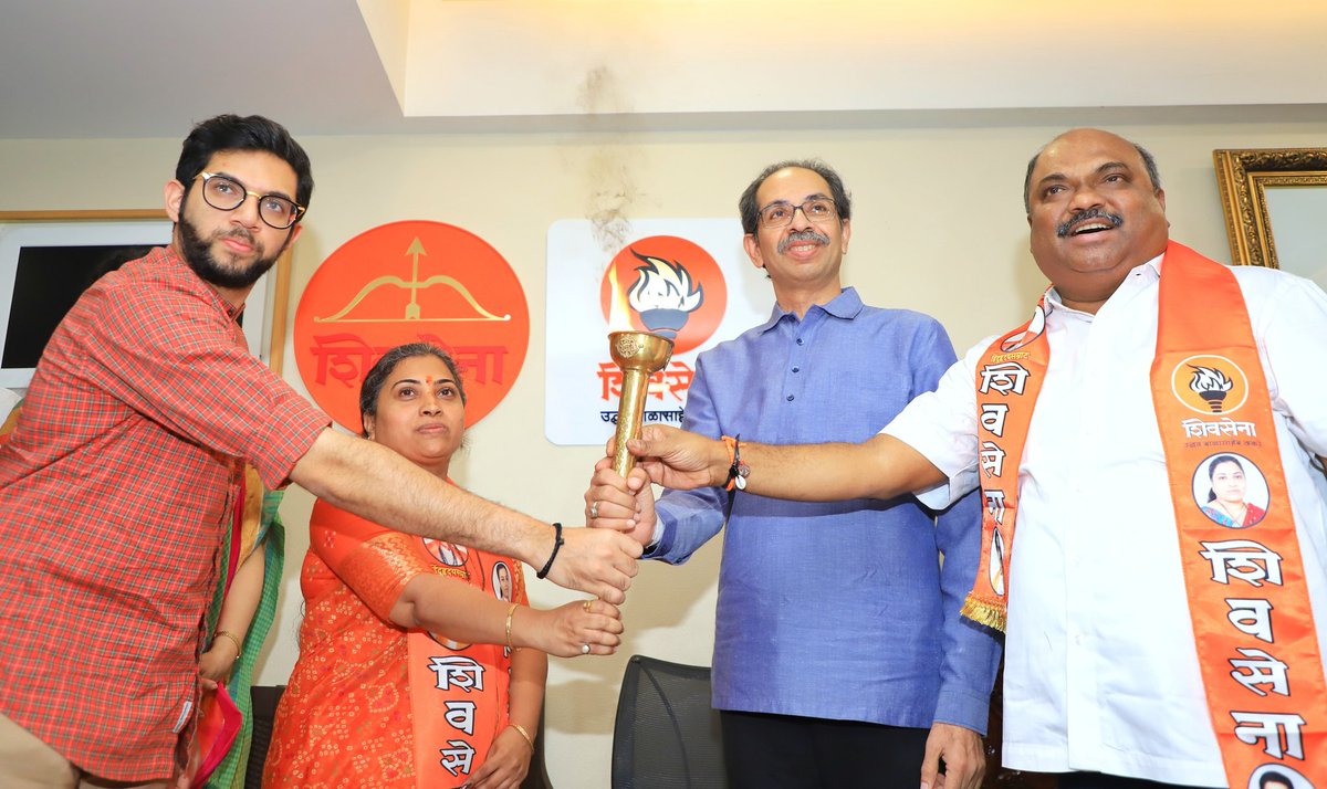 AUThackeray's tweet photo. अंधेरी पोटनिवडणूकीत दणदणीत यश मिळवून विजयी झालेल्या श्रीमती ऋतुजा लटके यांच्या विजयाचा आनंद शिवसेना परिवारासह उद्धवसाहेबांच्या उपस्थितीत मातोश्रीवर साजरा केला. हा निष्ठेचा विजय आहे आणि विजयाची ही मशाल अखंड तेवत राहण्यासाठी आम्ही सारे शिवसैनिक सतत कार्यरत राहू! https://t.co/UZdmG6RgYv