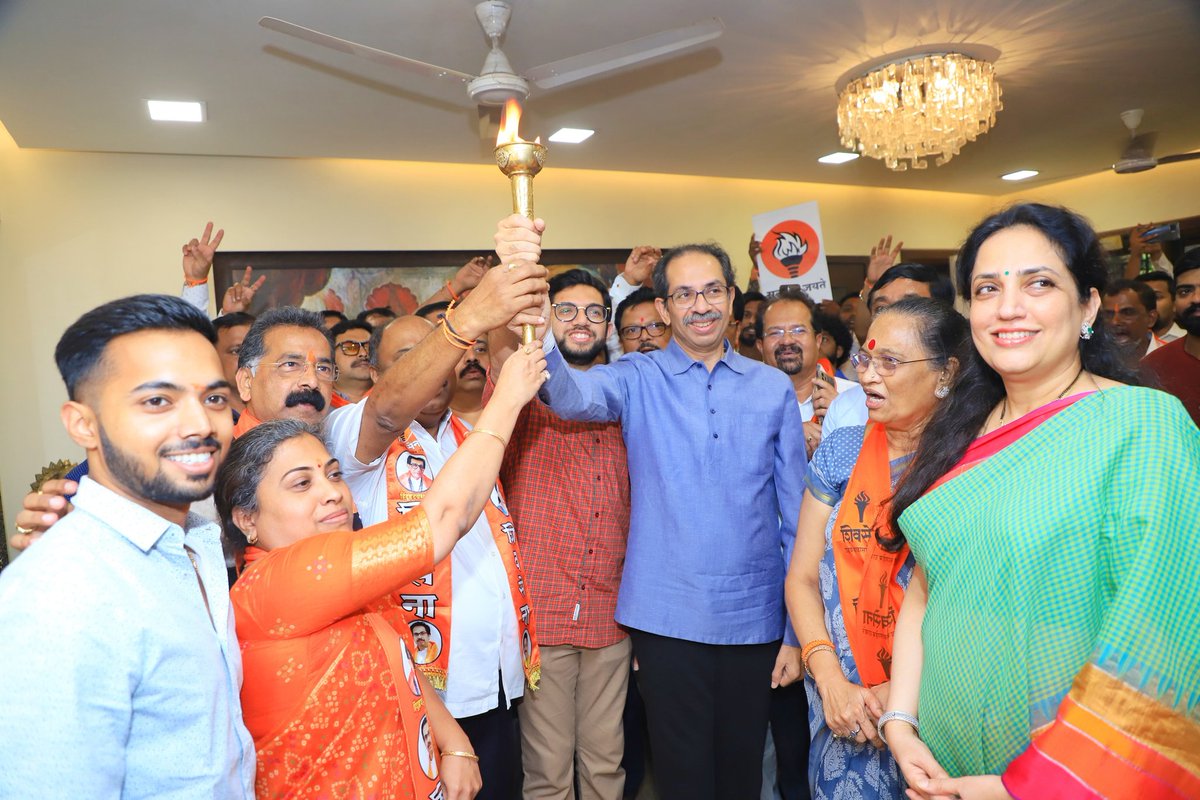 AUThackeray's tweet photo. अंधेरी पोटनिवडणूकीत दणदणीत यश मिळवून विजयी झालेल्या श्रीमती ऋतुजा लटके यांच्या विजयाचा आनंद शिवसेना परिवारासह उद्धवसाहेबांच्या उपस्थितीत मातोश्रीवर साजरा केला. हा निष्ठेचा विजय आहे आणि विजयाची ही मशाल अखंड तेवत राहण्यासाठी आम्ही सारे शिवसैनिक सतत कार्यरत राहू! https://t.co/UZdmG6RgYv
