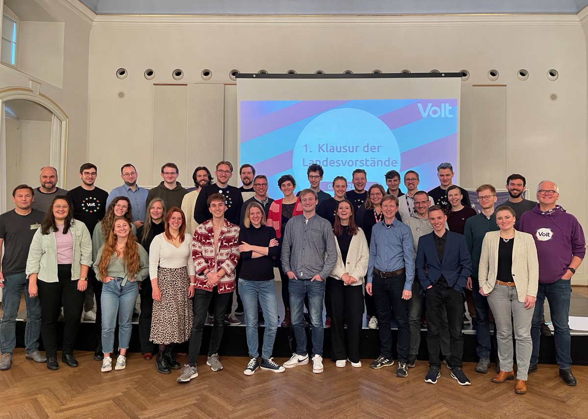 Dieses Wochenende in Bamberg: 1. Klausurtagung der Landesverbandsvorstände von <a href="/VoltDeutschland/">Volt Deutschland</a>.  

wiesentbote.de/2022/11/06/1-k…

#UkraineKrieg,  #Klimakrise, #Energiepolitik und #Sicherheitspolitik - wir benötigen dringend eine bessere Europäische Zusammenarbeit.

#Volt