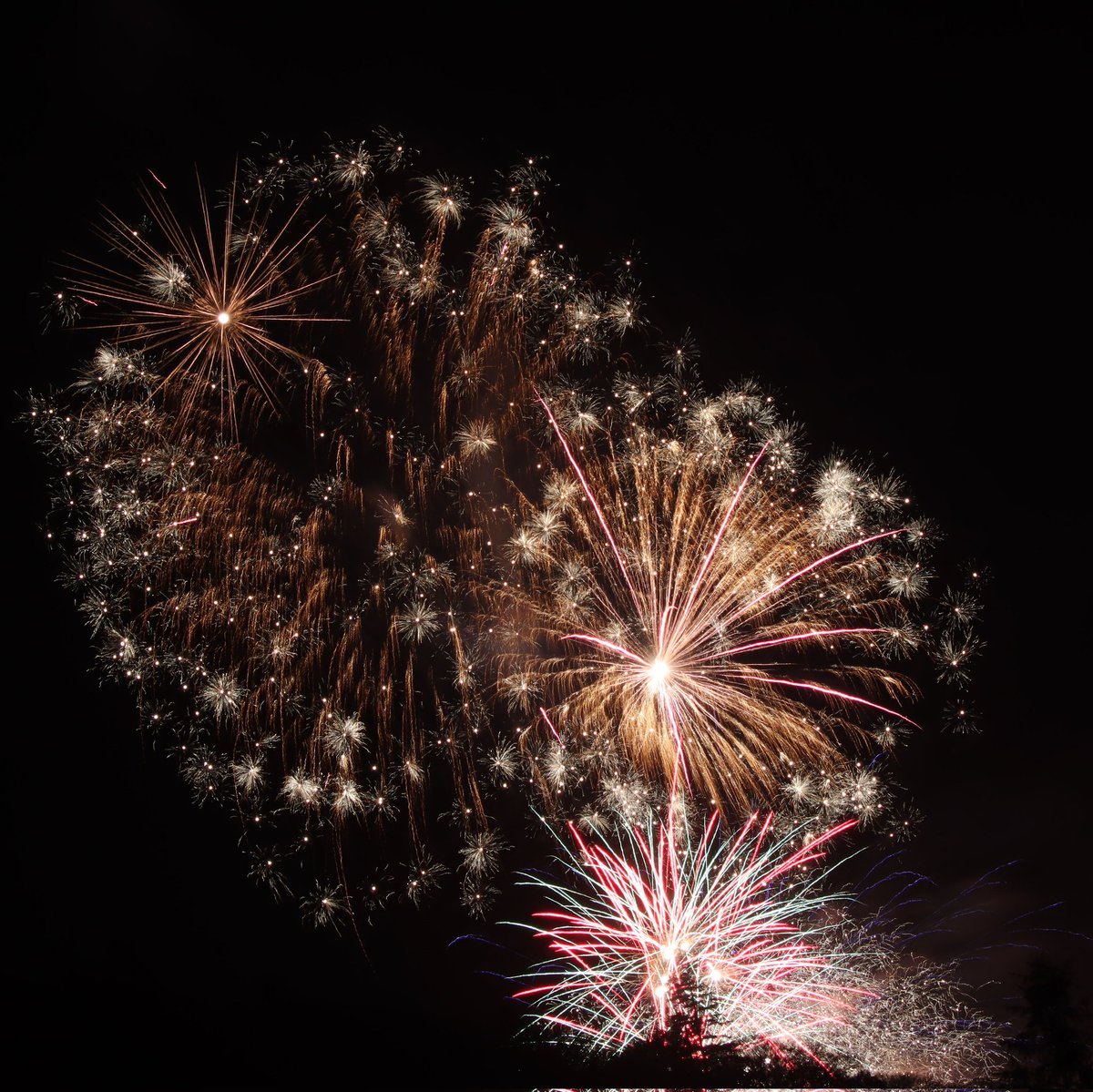 Fantastic fireworks display last night at forres thanks to @ForresRotary #forres #moray #StormHour @ForresLocal @Forres_Gazette #BonfireNight #Scotland