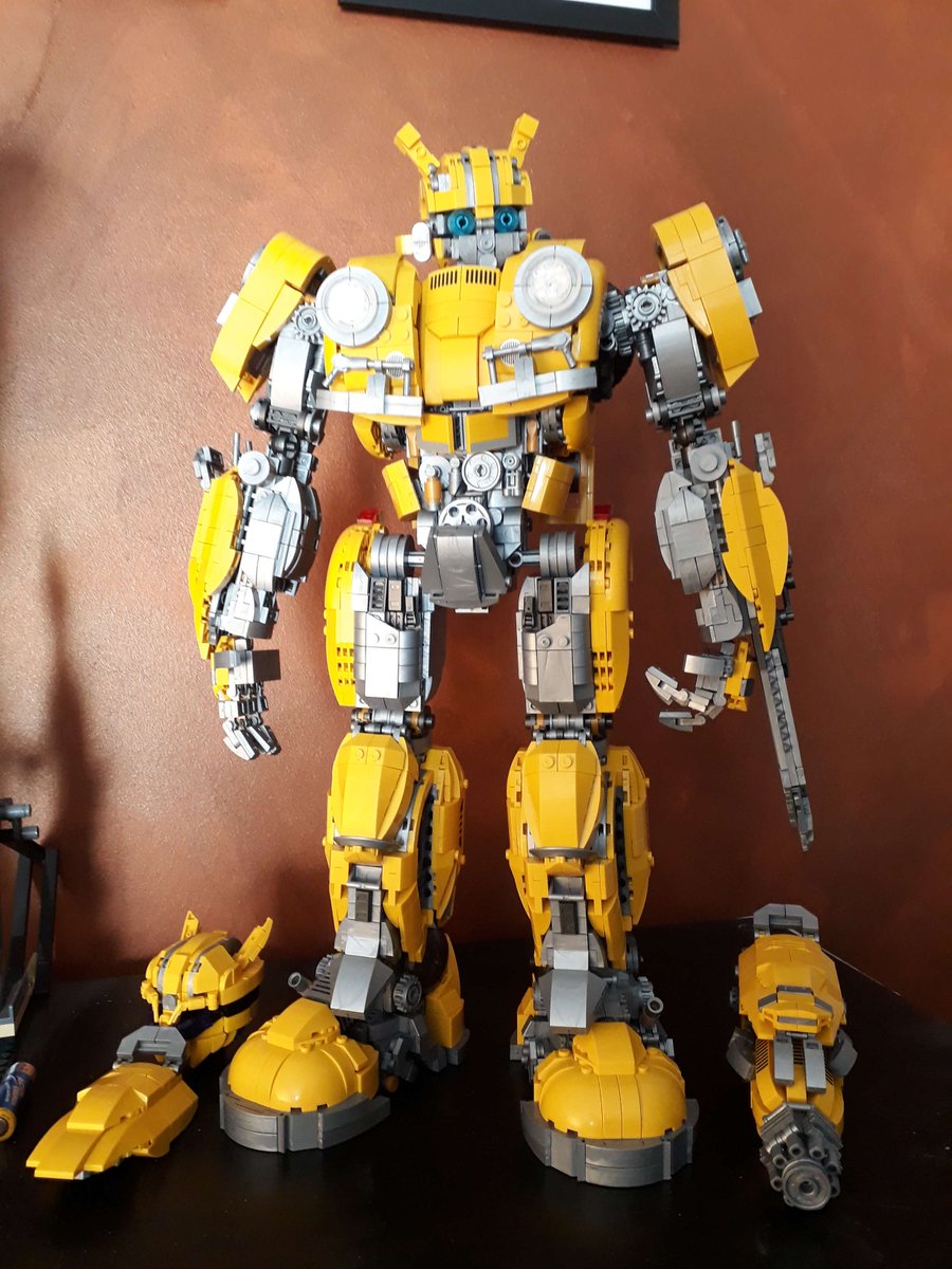 DSKrieger's tweet photo. SO! Nach 5 Streams mit um die 4-6 Stunden sind wir dann auch mal fertig :D Bumblebee in seiner vollen Pracht. 3500+ Teile, 47cm hoch, der Gutste 🙂 Inklusive Tauscharm und Alternativkopf. Gutes Set, empfehle ich uneingeschränkt weiter. #klemmbausteine #twitch #twitchde #bumblebee https://t.co/LQBoepyXhb