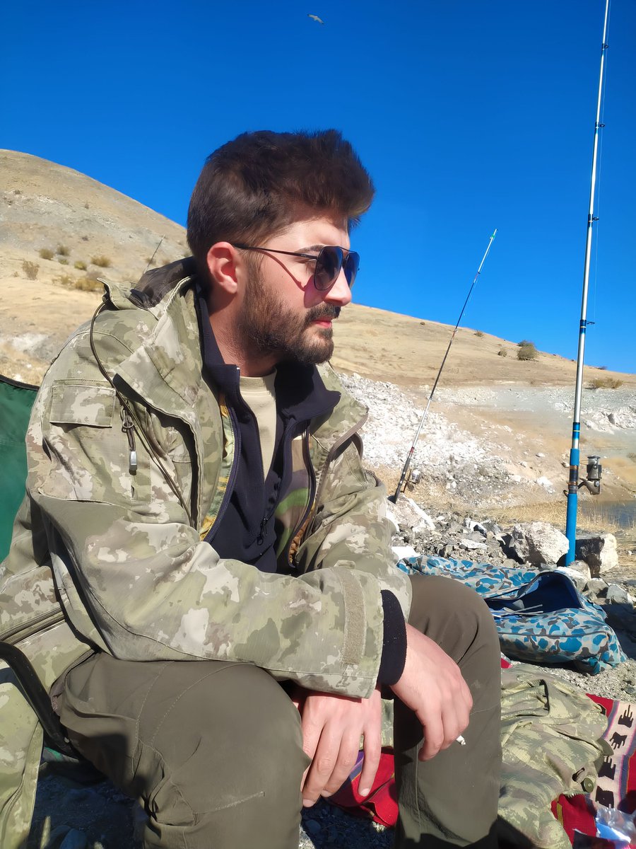 Hayatın dalından koparmayı öğrenmeli insan. Zor zanaat yaşamak...