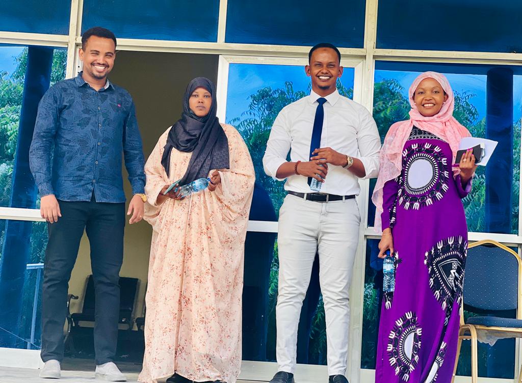MoPICJubaland's tweet photo. Director General of @MoPICJubaland, Mr. #Ayanle_Hussein has today received GIZ team to discuss more about Somali Reintegration Program in his office. https://t.co/1ZItLE8Z5w