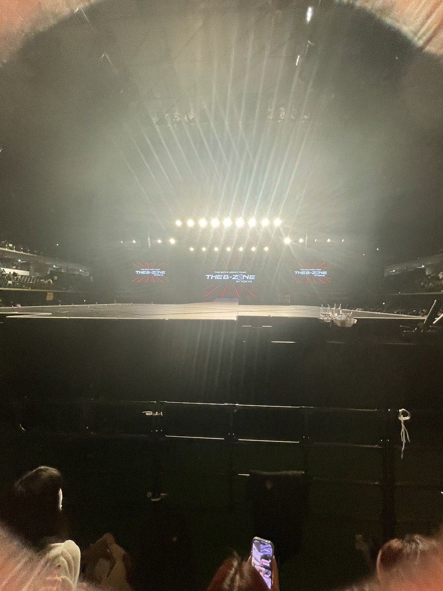 jujukarubi_'s tweet photo. 結構序盤にジュヨンが汗拭いててゴミ箱に入らなくてステージの端に落ちたティッシュ。最後まであった。ください。悪い事し��いのでください。取られてください。お願いします。 https://t.co/wROzgRBA8I