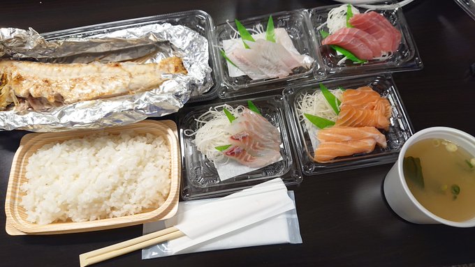 魚源さんで晩御飯にしようと覗いてみるも
予約だけで席が埋まってしまってるらしく
急遽サカナテラスさんに駆け込んで
刺身と焼き魚とアサリ汁を買い込むマン('・ω・`) 