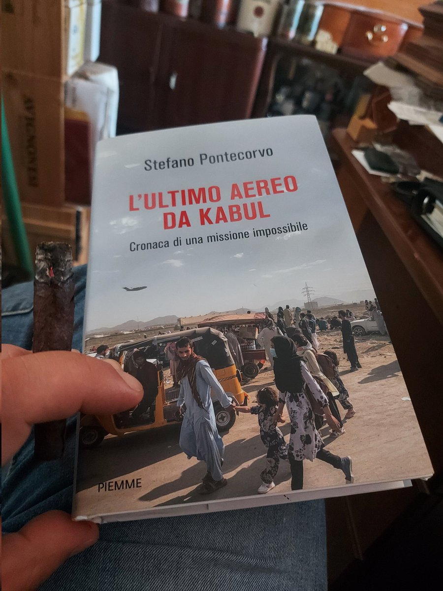 NicolaDiNunzio7's tweet photo. Domenica mattina con il #libro di @pontecorvoste fumando un buon #SigaroToscano https://t.co/x5q32Lmzdc