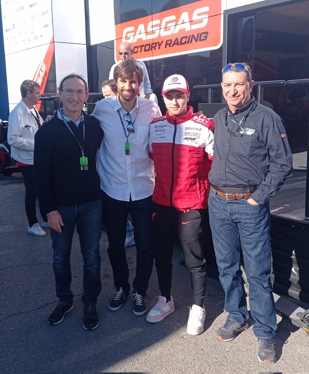 esportsIB's tweet photo. . @cgonyalons, el gerent de la Fundació per a l'esport balear i el president de @fbmotos desitjant sort a tots els pilots Balears al circuit Ricardo Tormo

@IzanGuevara28
@Afernandez37
@JoanMirOfficial

@GOIB_Social https://t.co/cEywhg1m6F