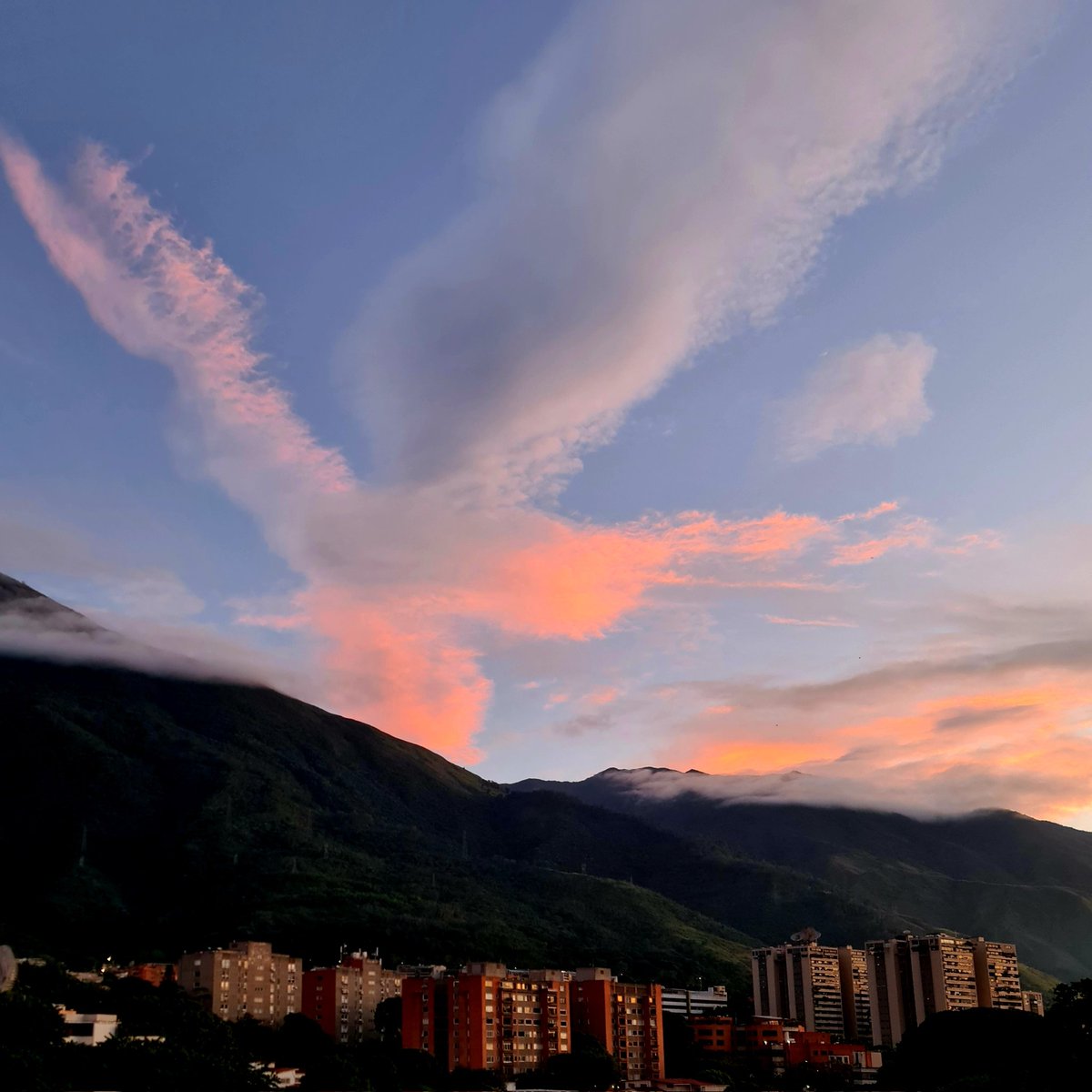 gantonit's tweet photo. Un amanecer con pinceladas caprichosas. El sol fue extrovertido e impaciente. No quiso salir con modestia. Se apresuró, y manchó a su antojo el lienzo celeste. La Galería de La Vida. Infinit.aa, pero efímera. "Basta" no perderse los momentos, y hasta buscarlos. https://t.co/IDlhUl7jop