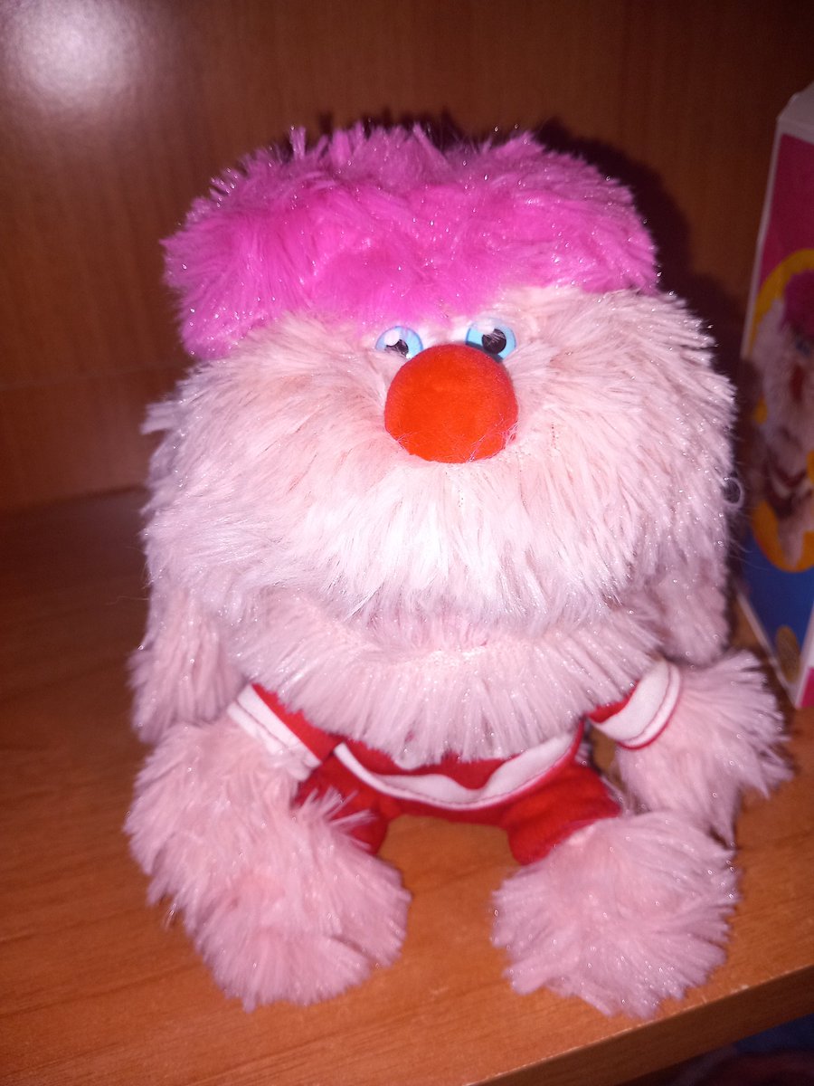 caciotta012's tweet photo. Dal 7 #novembre in #edicola nella #rivista #playnfun distribuita da #gedis trovate #uanpelucheufficiale che è stato lanciato in anteprima a @LuccaCandG eccomi col mio #peluche #uanuccio tanto caruccio con la scatola firmata da #pietroubaldi ! #pupazzo #pupazzi #tv #mediaset https://t.co/zKuvz3CQnS