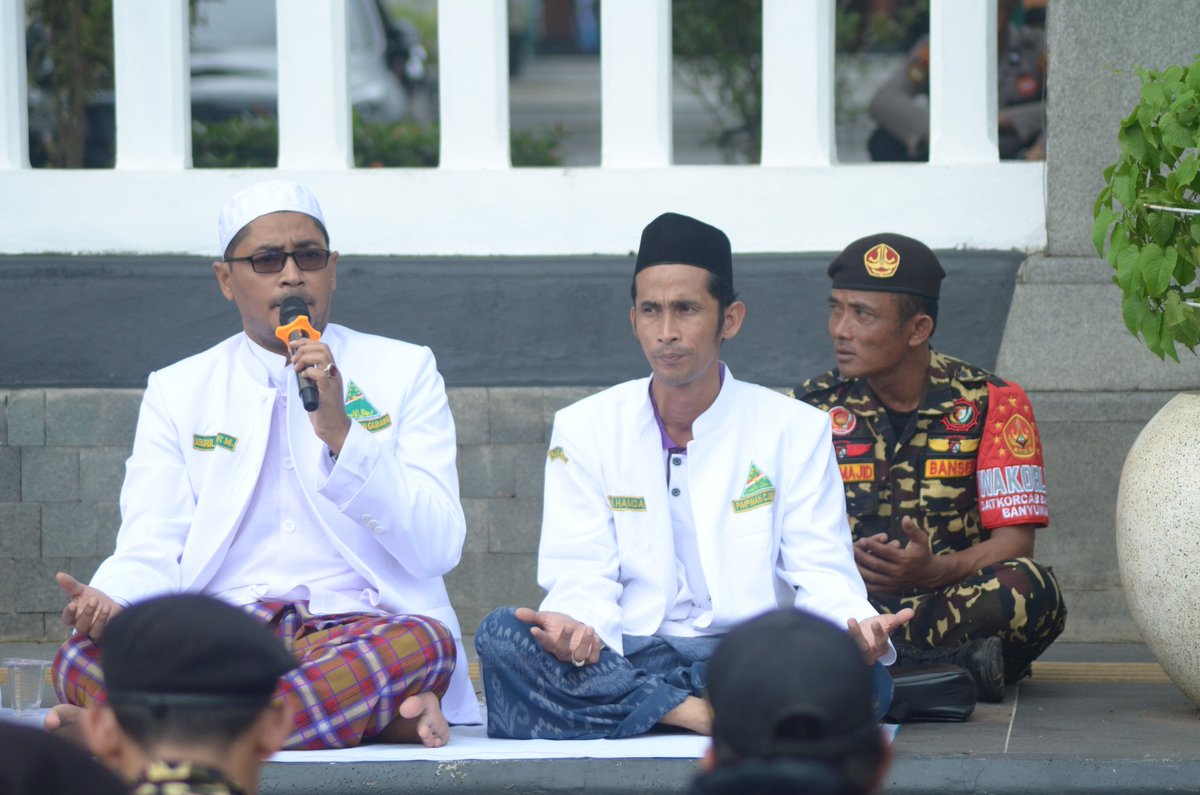 BanserBanyumas's tweet photo. Doa Bersama dalam rangka Deklarasi Kebhinekaan Di Alun-Alun Purwokerto dipimpin langsung oleh Habib Ading

#AnsorMemanggil
#DeklarasiKebhinekaanDanDoaBersama https://t.co/ObdMjGjgyT