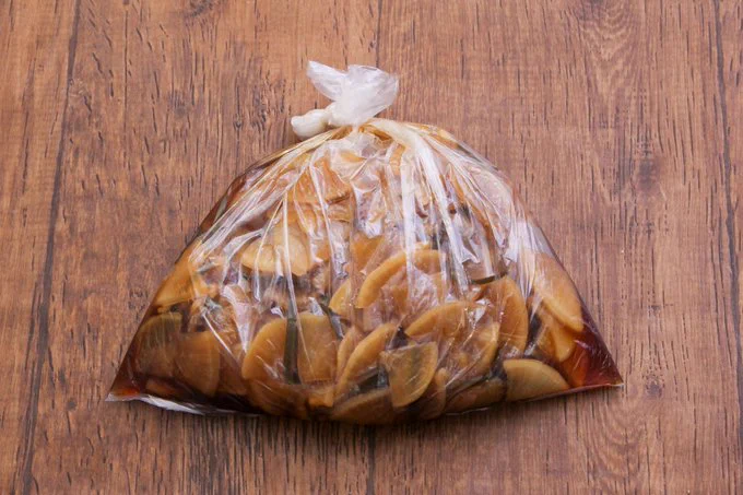 一枚食べたら止まらなくなっちゃう？！簡単で美味しそうな、大根の「お漬物」レシピ！
