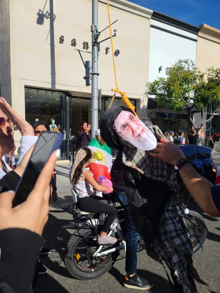 YasMohammedxx's tweet photo. So proud to see my #FreeHeartsFreeMinds board member, Evelyn Markus, host of @JoinNAIN our there supporting the #IranianRevolution2022 in Beverly Hills! 💚🤍❤️Together we are stronger xx https://t.co/OFKoqcpUfz